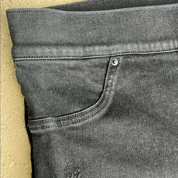 New SPANX Black Skinny Jeans Distressed Knee - Picture 3 of 16